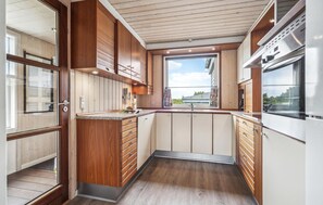 Jääkaappi, liesi, astianpesukone, kahvin-/teenkeitin