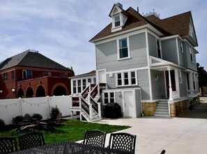 Outdoor dining - Sheldon-Lee House (Grand Haven)
