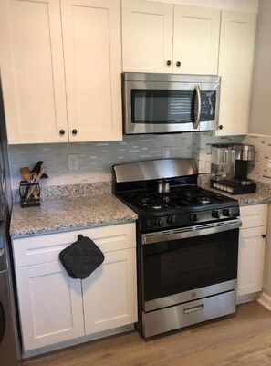 Refrigerador, microondas, horno y parrilla de estufa 