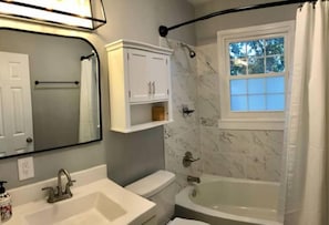 Secadora de cabello, toallas, jabón, shampoo 