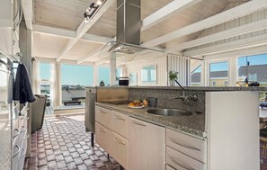 Kjøleskap, kokeplater, oppvaskmaskin og kaffetrakter/tekoker