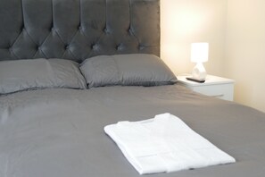 2 bedrooms, desk, WiFi, bed sheets - A Luxurious House in Coventry (Coventry)