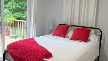 2 bedrooms, travel cot, free WiFi, bed sheets