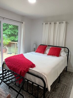 2 bedrooms, travel cot, free WiFi, bed sheets