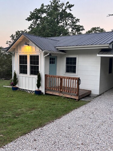 Belle Cottage - on the shores of Table Rock Lake, walk to the water to swim, padde, relax