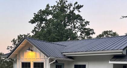 Belle Cottage - on the shores of Table Rock Lake, walk to the water to swim, padde, relax