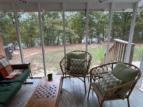 Belle Cottage water front lake side with mountain view and walk down to water