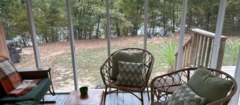 Belle Cottage water front lake side with mountain view and walk down to water