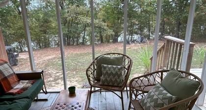 Belle Cottage water front lake side with mountain view and walk down to water