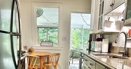 Belle Cottage lake side with view walk down to water