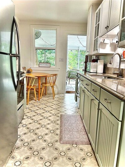 Belle Cottage lake side with view walk down to water