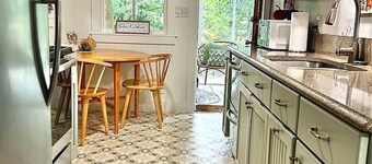 Belle Cottage lake side with view walk down to water