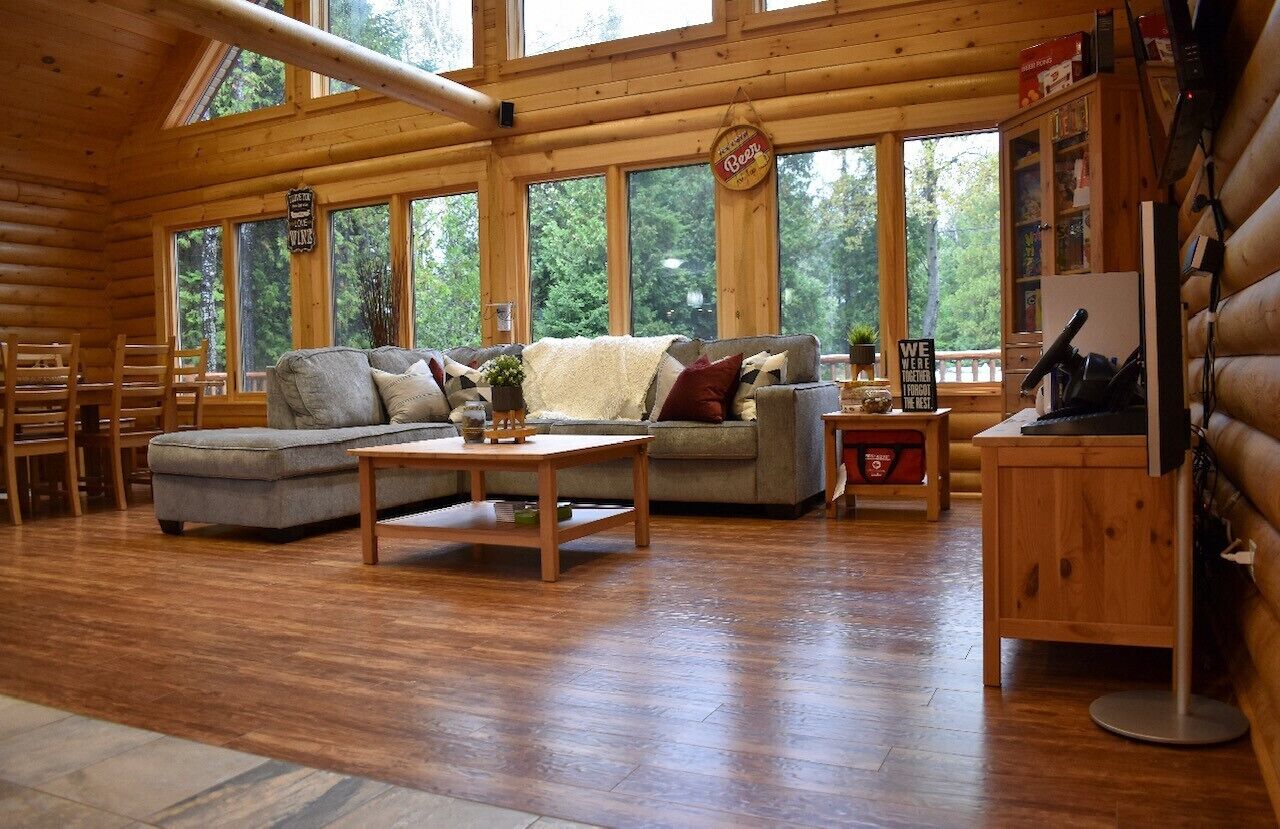 Cozy Log Cabin Retreat in the Heart of Tobermory