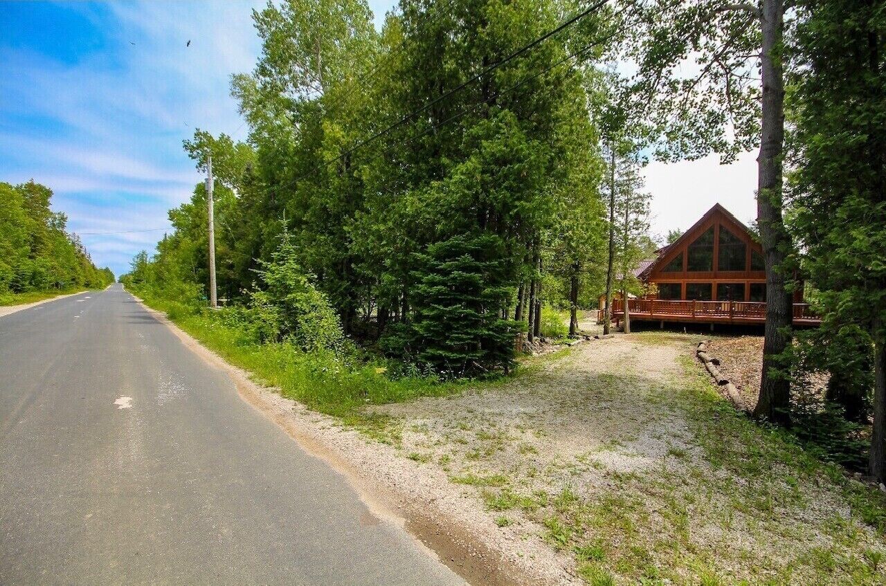Cozy Log Cabin Retreat in the Heart of Tobermory
