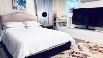 Private Studio Suite | Iron/ironing board, free WiFi