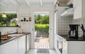 Kühlschrank, Mikrowelle, Herdplatte, Geschirrspüler