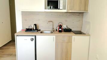 Deluxe Studio | Private kitchen | Mini-fridge, microwave, stovetop, electric kettle