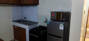 Kühlschrank, Mikrowelle, Ofen, Kochgeschirr/Geschirr/Besteck