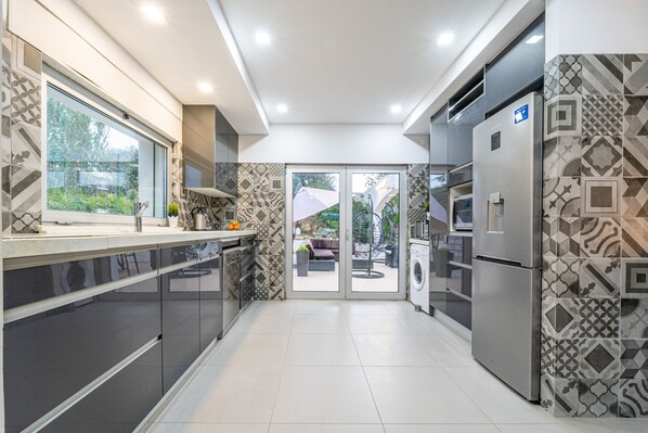 Frigorífico, microondas, horno y placa de cocina