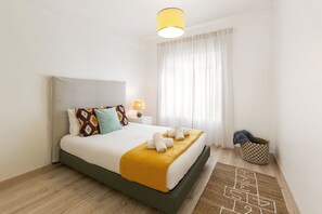 2 bedrooms, iron/ironing board, travel cot, bed sheets - Casa da Ti Maria - 50m walk from the beach (Nazaré)