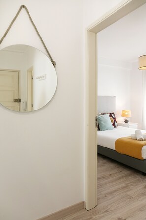 2 bedrooms, iron/ironing board, travel cot, bed sheets - Casa da Ti Maria - 50m walk from the beach (Nazaré)