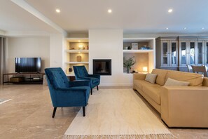 Smart TV, caminetto, libri