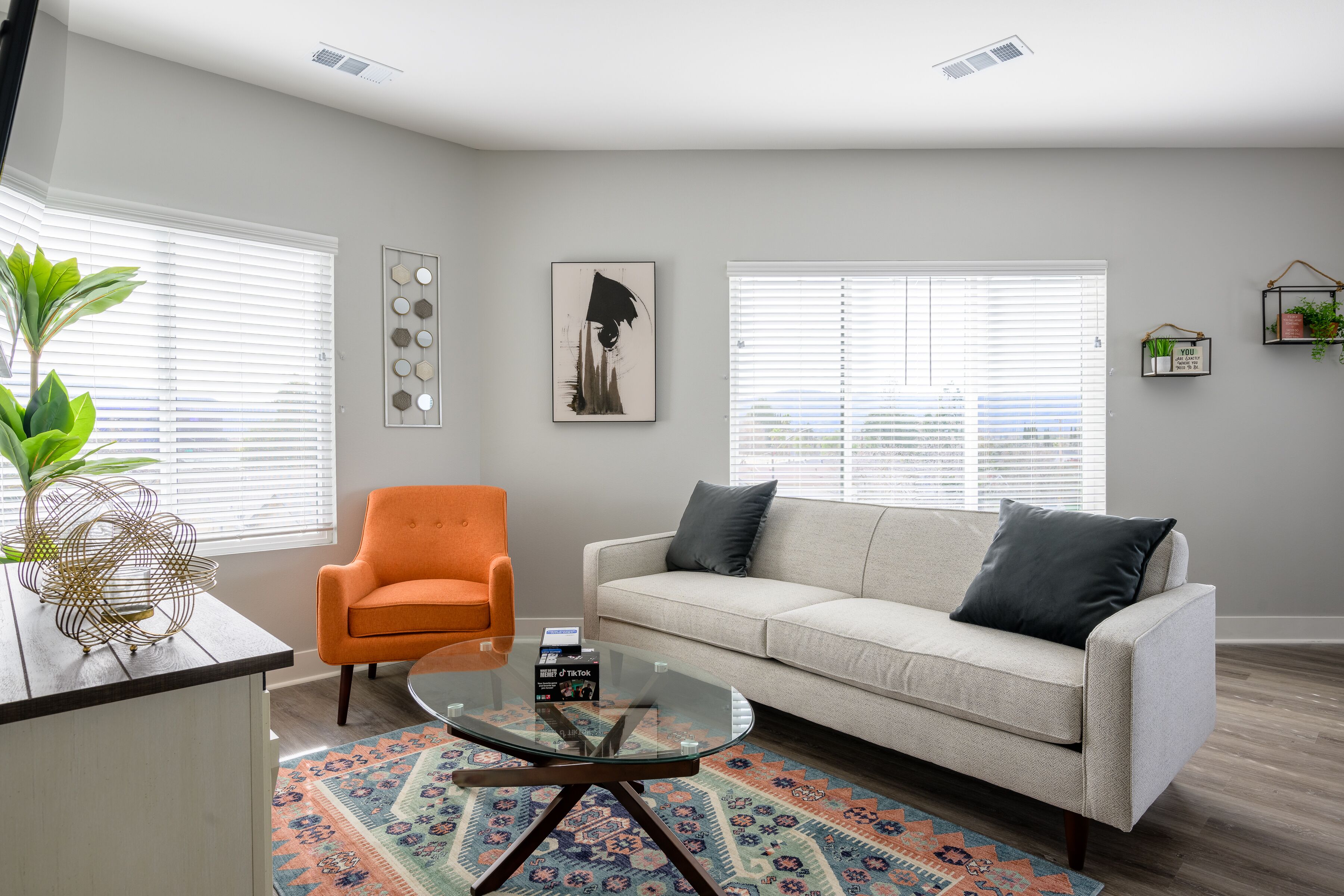 Stunning King suite, centrally located w/fast WiFi