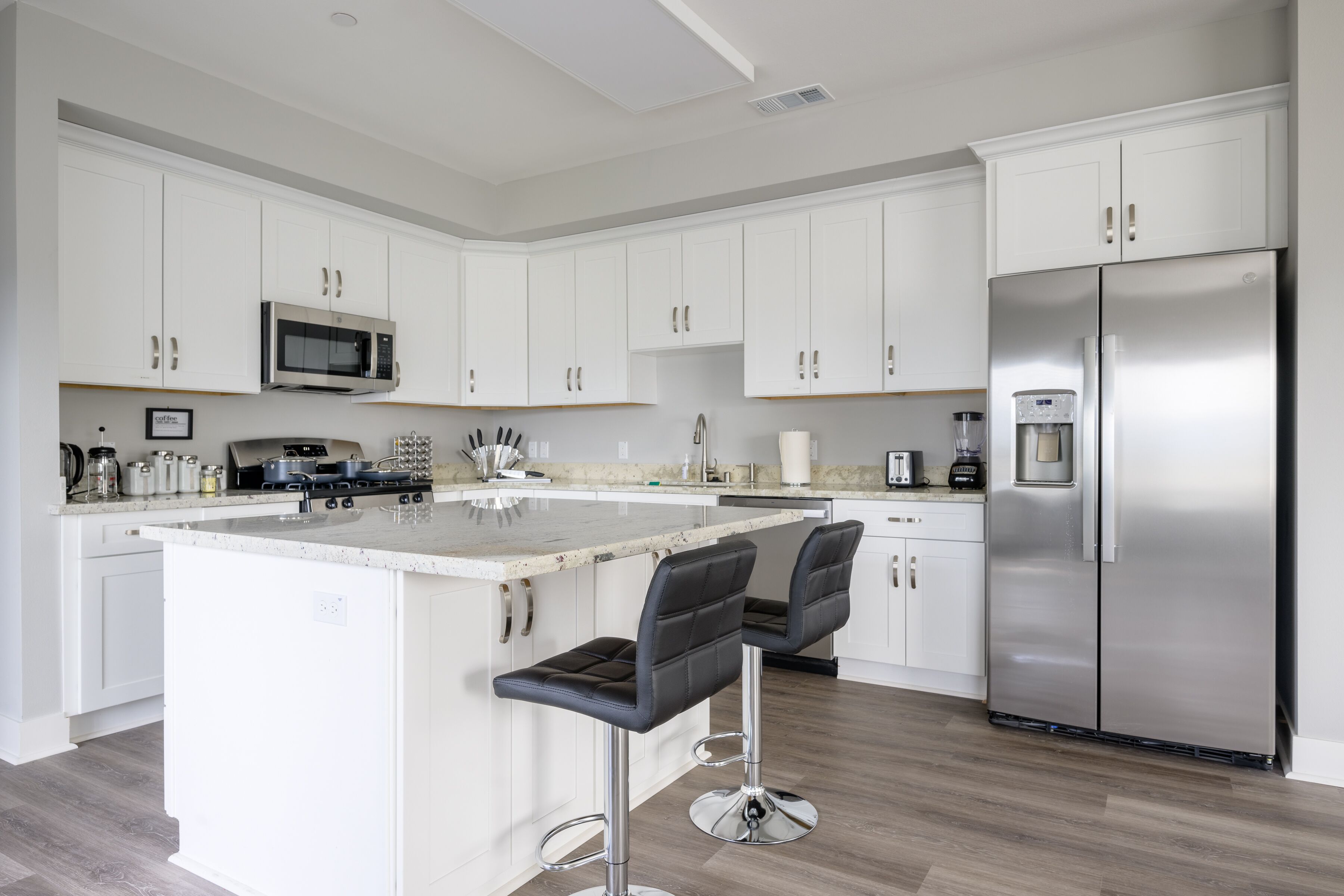 Stunning King suite, centrally located w/fast WiFi