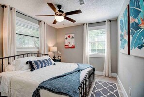 3 Schlafzimmer, Schreibtisch, Bügeleisen/Bügelbrett, Reisekinderbett