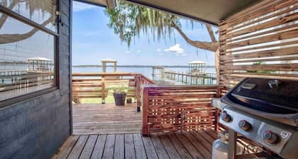 Beautiful 3 bedroom 2 bathroom waterfront home on Drs. Lake