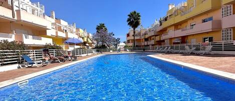 Una piscina al aire libre
