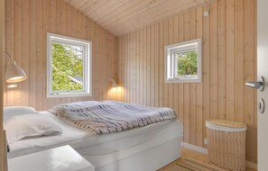 5 bedrooms, travel cot, free WiFi