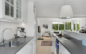 Køleskab, kogeplade, opvaskemaskine, kaffe-/temaskine