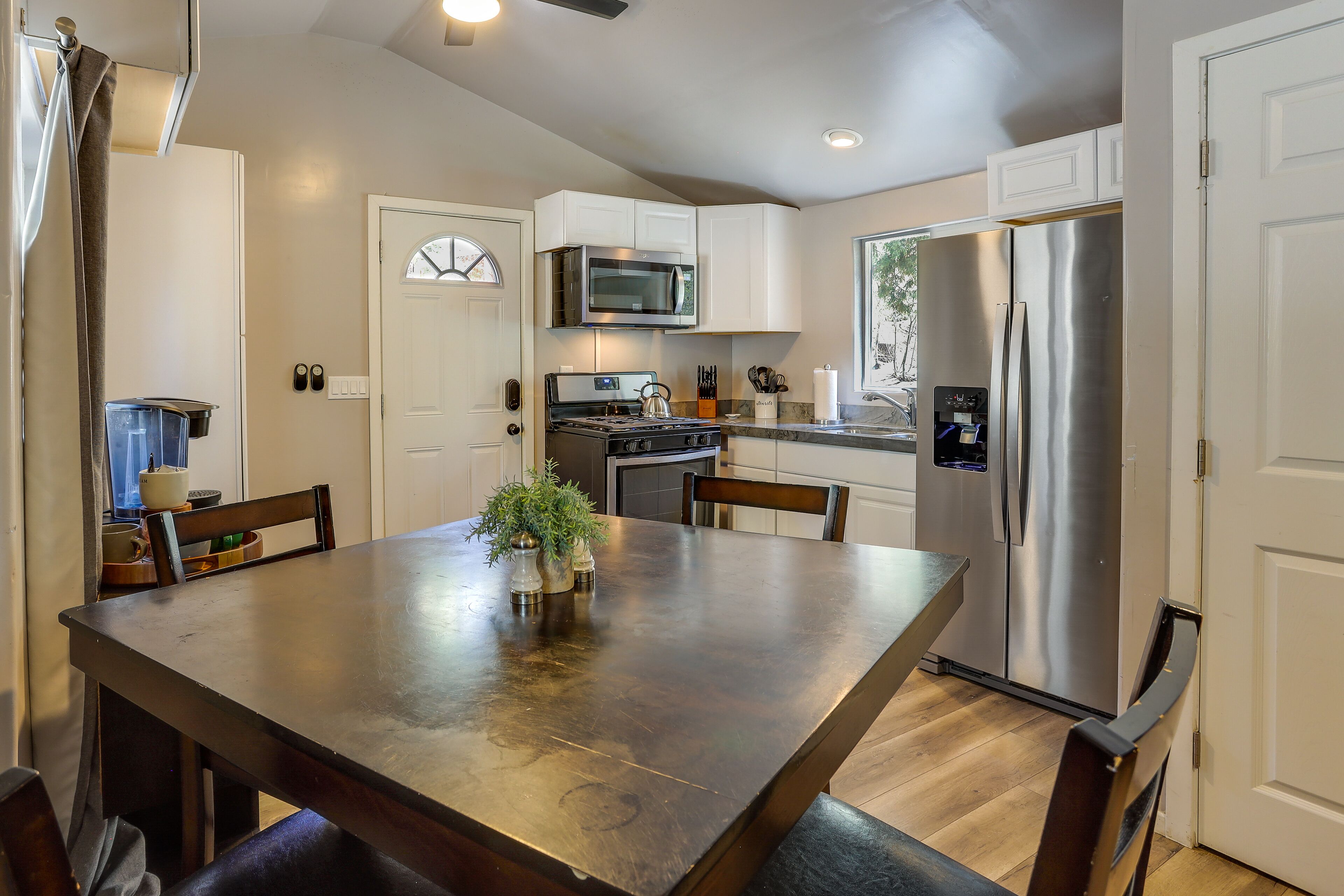 Quaint California Cottage < 1 Mi to Big Bear Lake!