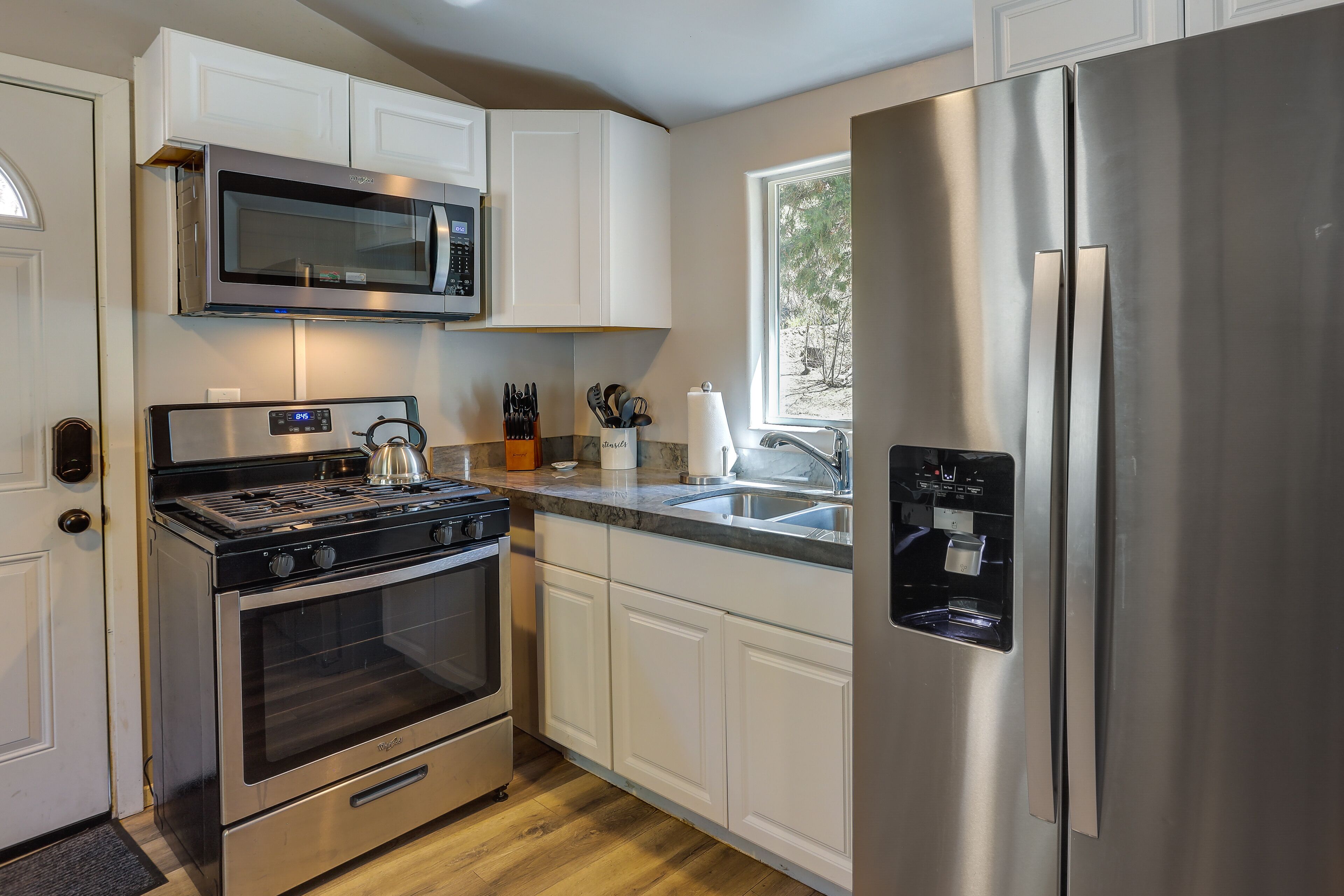 Quaint California Cottage < 1 Mi to Big Bear Lake!