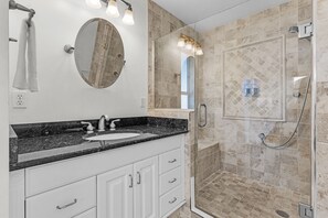 Dusche, Haartrockner, Handtücher