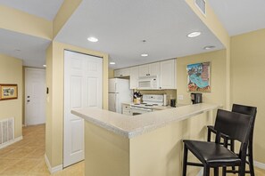 Kjøleskap, mikrobølgeovn, ovn og kokeplater