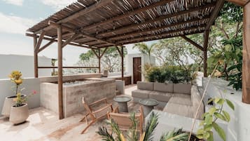 Habitación junior, 1 habitación, en una planta alta | Terraza o patio