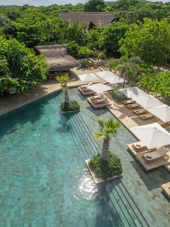 Una piscina al aire libre