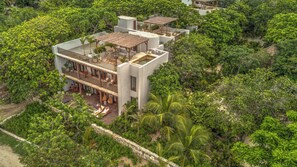 Habitación junior, 1 habitación, en una planta alta | Vistas al jardín