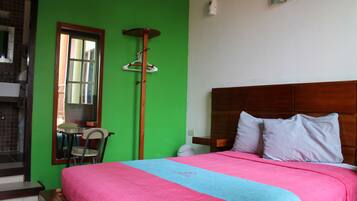 Habitación básica | Escritorio, tabla de planchar con plancha, wifi gratis y ropa de cama