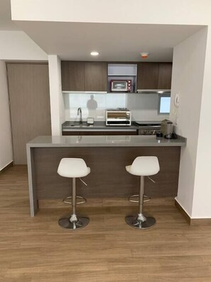 Fridge, microwave, oven, stovetop - South Hospital Zone CDMX-amenities-located (Mexico City)
