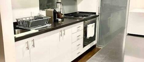 Een koelkast, een magnetron, een oven, een kookplaat