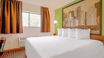 Habitació, 1 llit de matrimoni gran, no fumadors, banyera d'hidromassatge | Escriptori, planxa i posts de planxar, wifi gratuïta i roba de llit