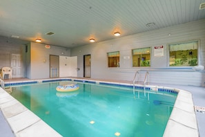 Indoor pool - Super Rest Inn (Princeton)