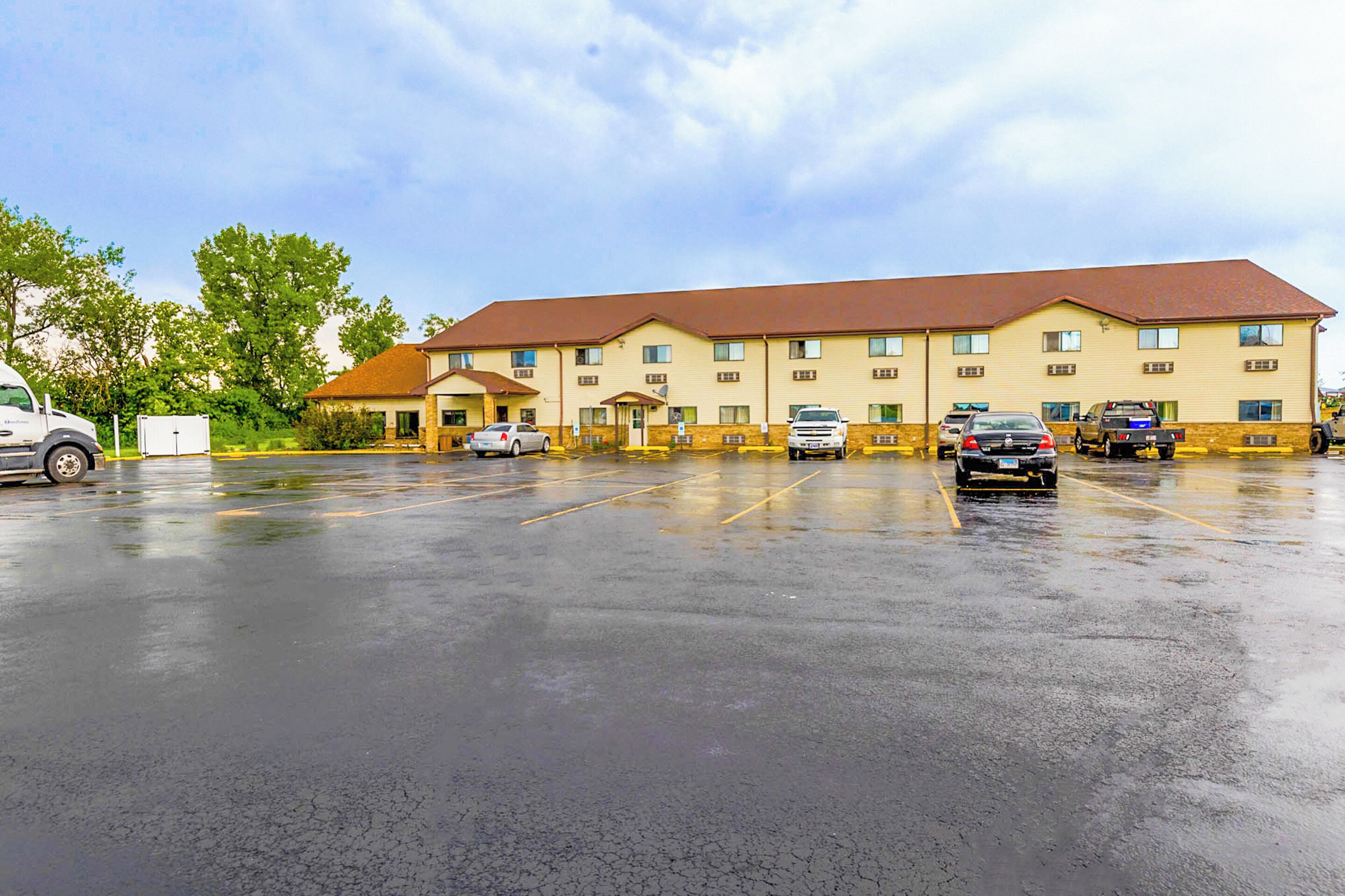 A multi-story hotel with a parking lot.