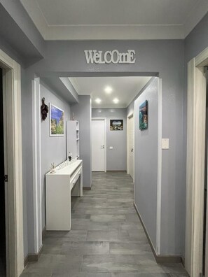 Interior entrance - The Queen Tropea  (Tropea)