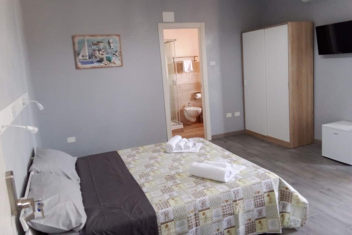 Standard Room | 1 bedroom, hypo-allergenic bedding, minibar, in-room safe