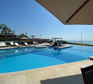 Indoor pool, 2 outdoor pools, free pool cabanas, pool umbrellas - Ap Oásis do Mar - Bali Beach (Picarras)