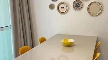 Apartamento superluxo, sauna seca, vista para o mar | Sala de jantar